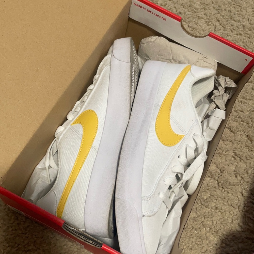 Nike court royale